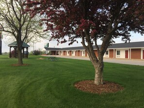 المنطقة المحيطة بالمنشأة