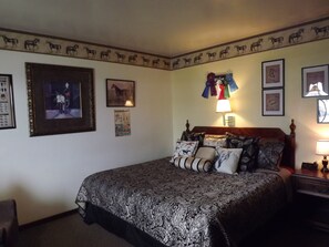 1 King Bed, Hill View, Ground Floor | Individually decorated, individually furnished, desk, blackout drapes - Crest Country Inn (Williamsburg)
