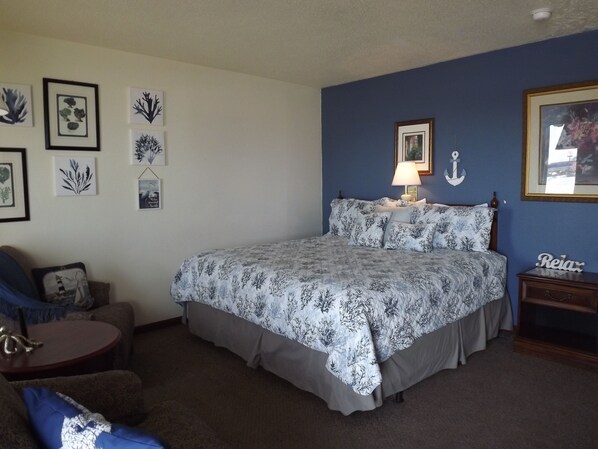 غرفة مزدوجة للاستخدام الفردي | بديكورات فريدة لكل غرفة وطراز فريد لكل وحدة ومكتب وستائر تعتيم