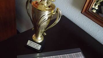 Un trofeo sobre una mesa con una placa que indica