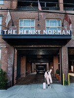 A szálloda bejárata, amelyen egy „THE HENRY NORMAN” feliratú tábla található.