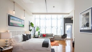 頂樓客房, 陽台 (Loft) | 高級寢具、記憶床墊、書桌、筆電工作空間