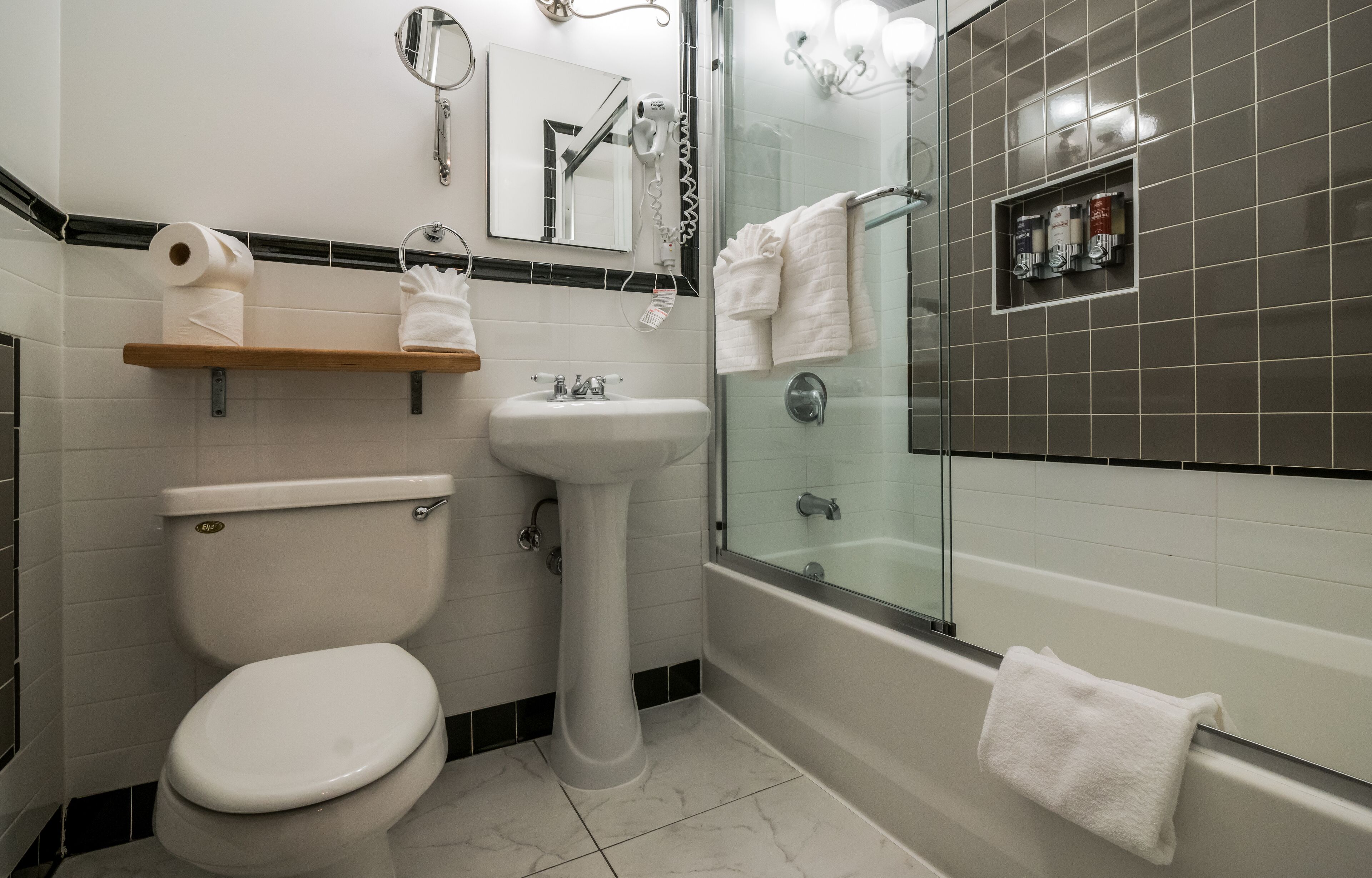 Photo - Henry Norman Hotel
