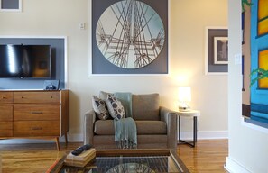 Loftsrom – deluxe, terrasse, byutsikt | Oppholdsområde | En 50-tommers LCD-TV med digitale kanaler samt TV og iPod-dokkingstasjon