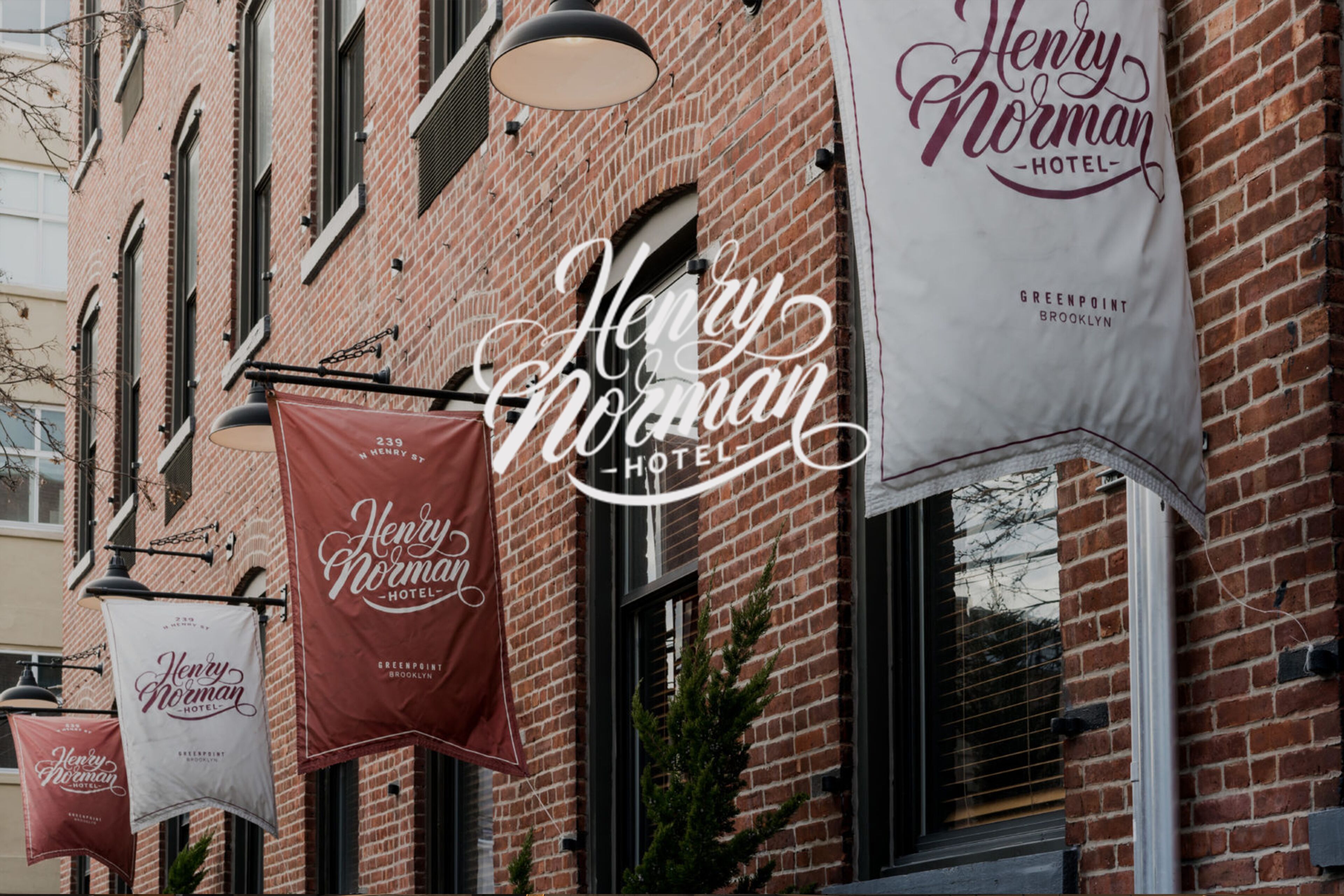 Hotel Henry Norman con su nombre exhibido en varios carteles.
