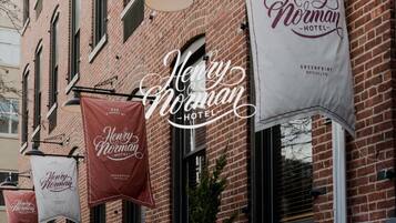 Hotel Henry Norman con su nombre exhibido en varios carteles.