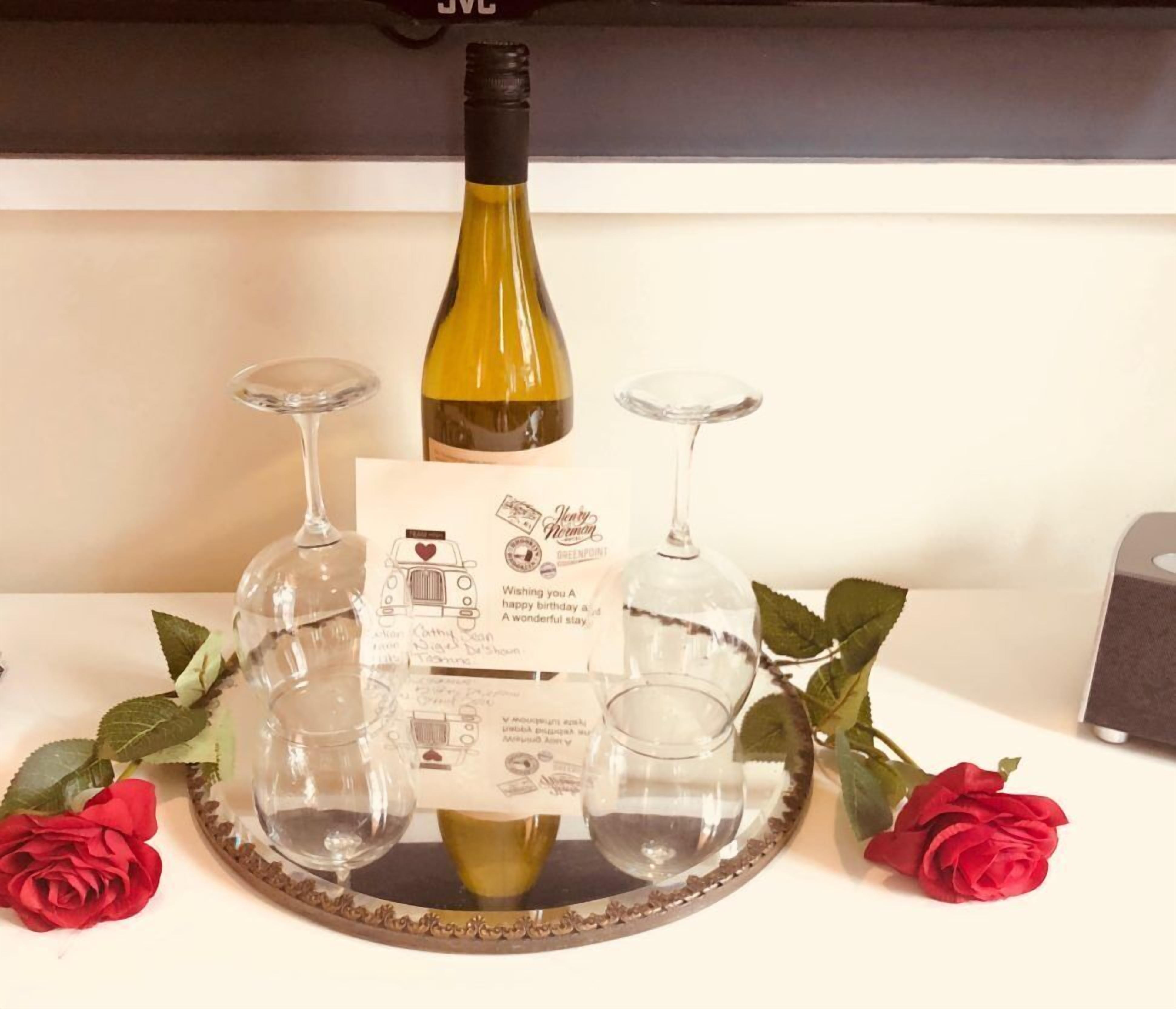 penthouse, balcony (loft) | champagne service