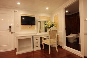 Ropa de cama de alta calidad y caja de seguridad en la habitación