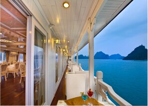 Une terrasse dotée d’un espace repas et offrant une vue sur la mer.