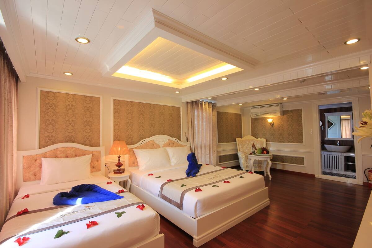 Quarto triplo família, várias camas, banheira, vista para o oceano (Exclusive) | Roupas de cama premium, cofres nos quartos, escrivaninha