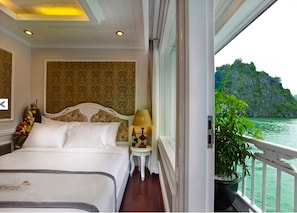 Ropa de cama de alta calidad y caja de seguridad en la habitación