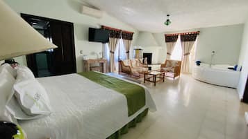 Romantic Suite with Jacuzzi and Living Area (Bugambilias) | 1 quarto, edredons de pluma, frigobar, cofres nos quartos