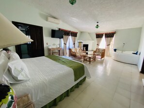Romantic Suite with Jacuzzi and Living Area (Bugambilias)