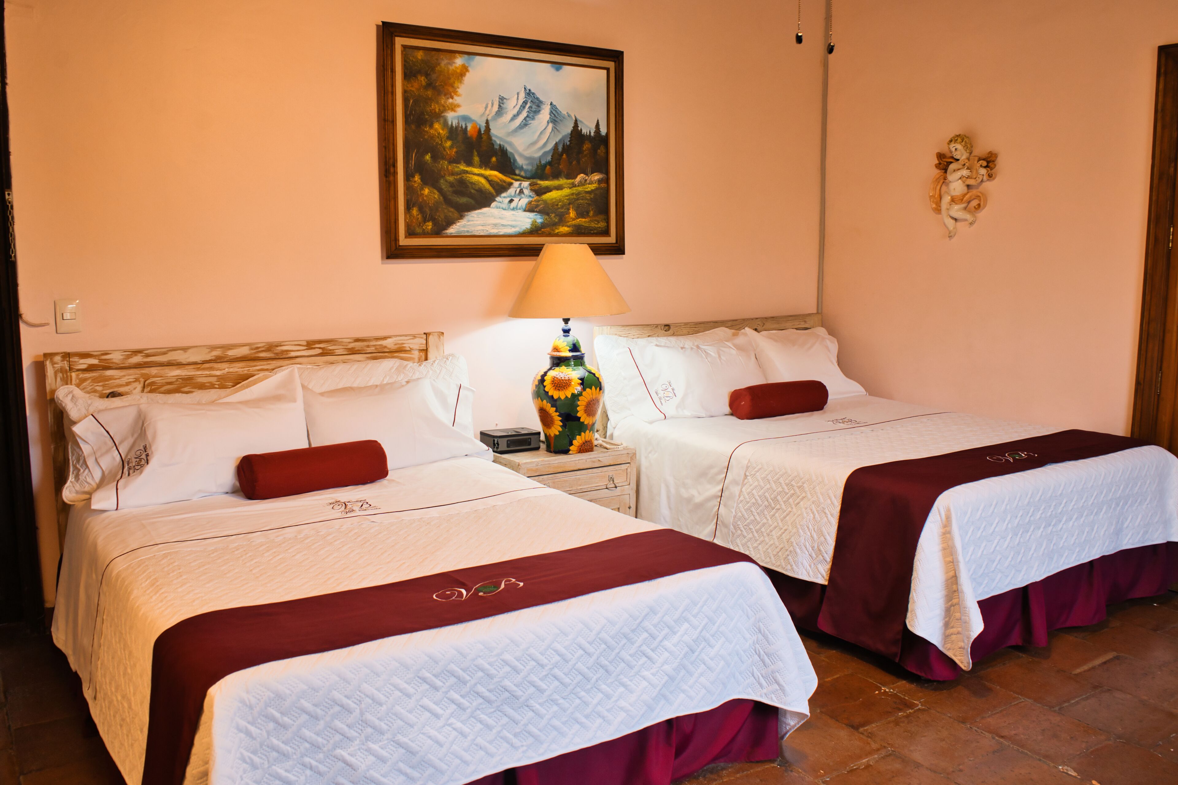 Suite with 2 Double beds and Cathedral View (Girasoles) | ผ้านวมขนเป็ด, มินิบาร์, ตู้นิรภัยในห้องพัก