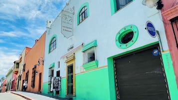 Vista frontal de la propiedad