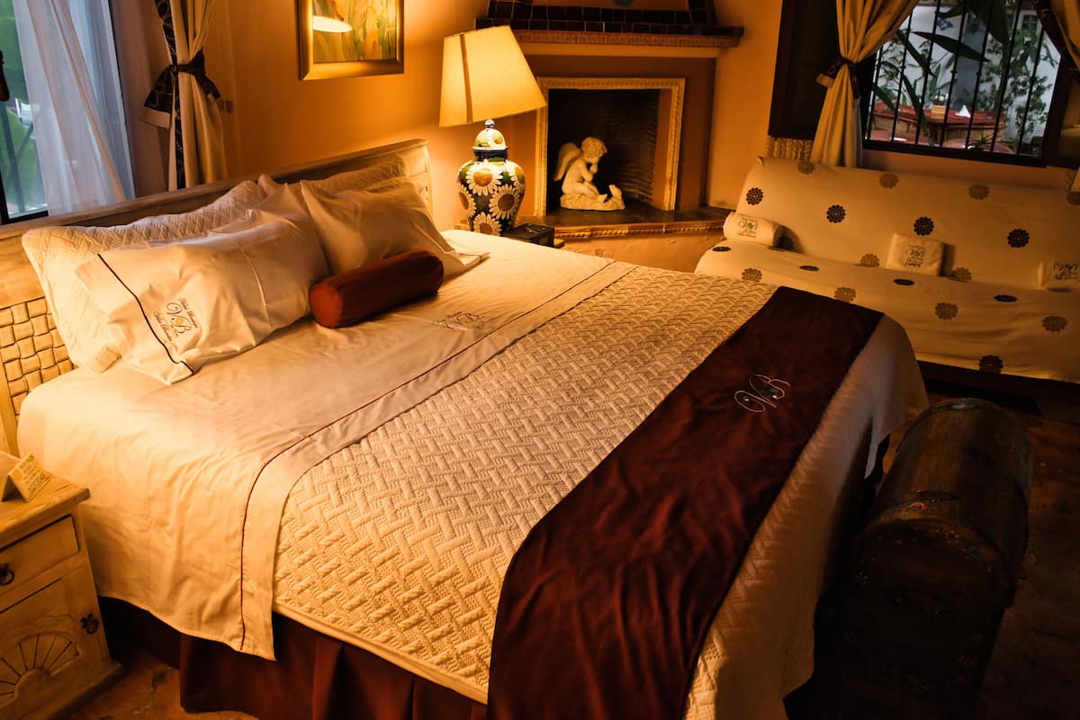 Suite Margaritas, Accesible, con cama King y Vista a la Alberca | Edredones de plumas, minibar, caja fuerte