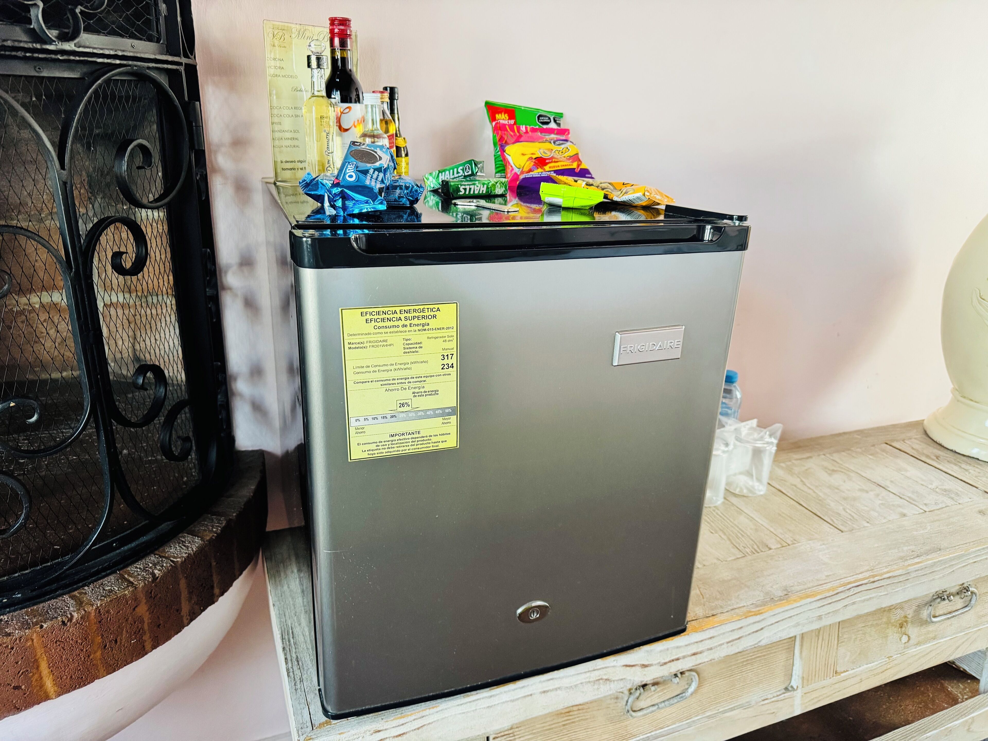 Een compacte, metalen koelkast met een sticker over energie-efficiëntie.