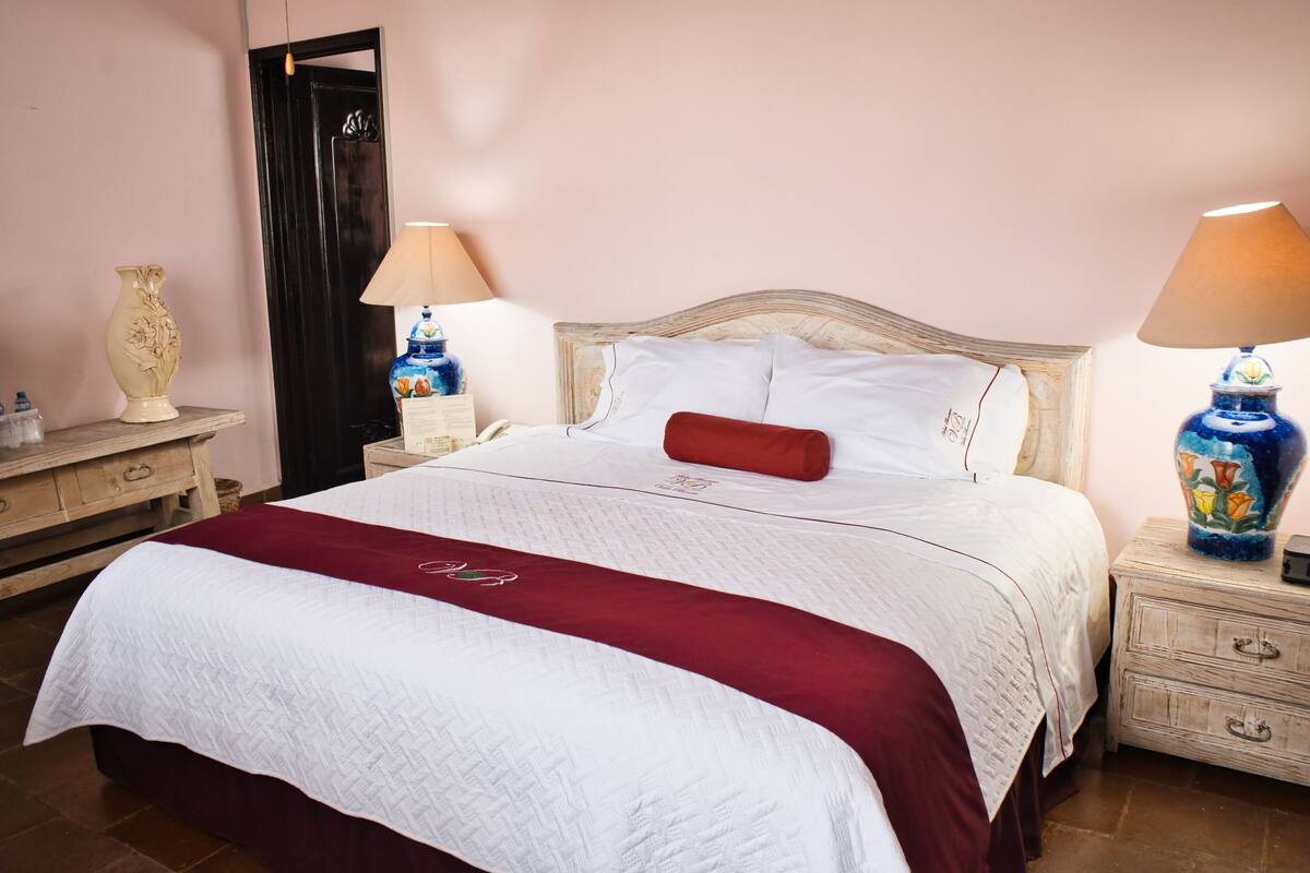 Room with a King bed | Edredones de plumas, minibar, caja fuerte