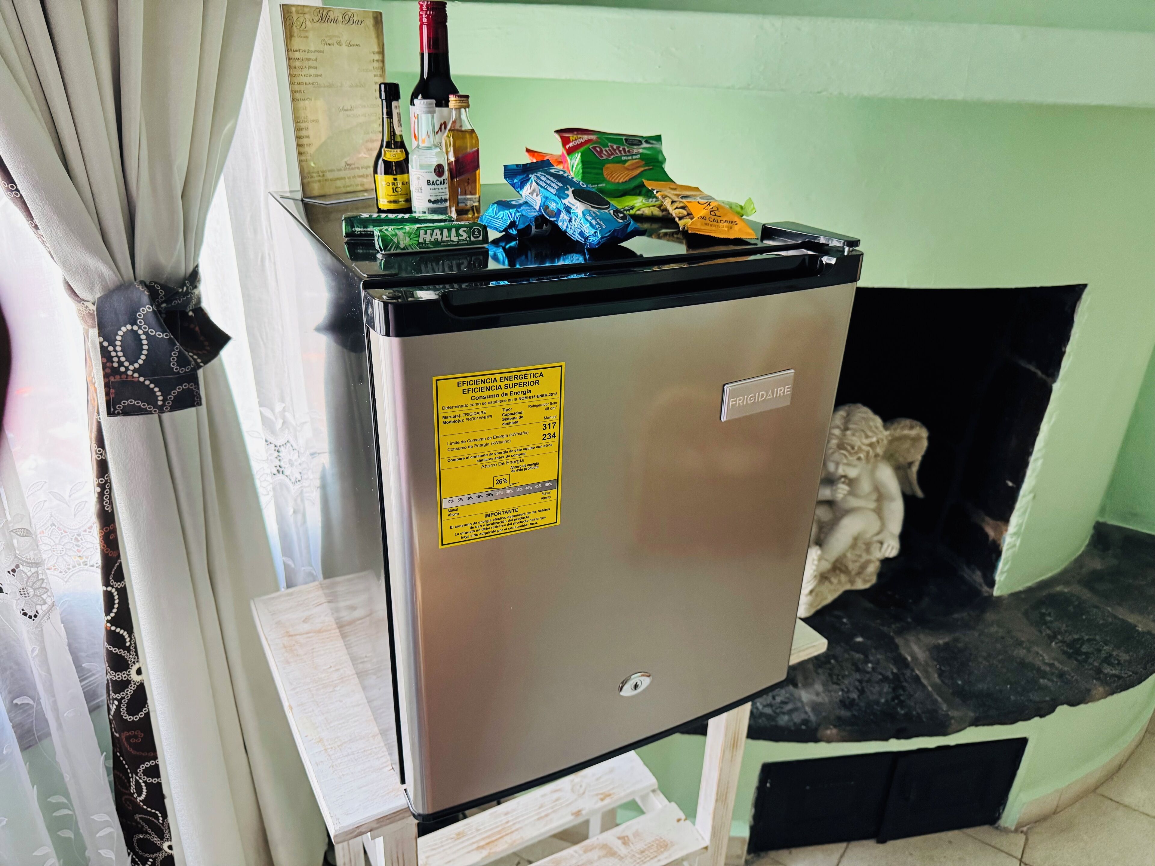 romantic suite with jacuzzi and living area (bugambilias) | minibar