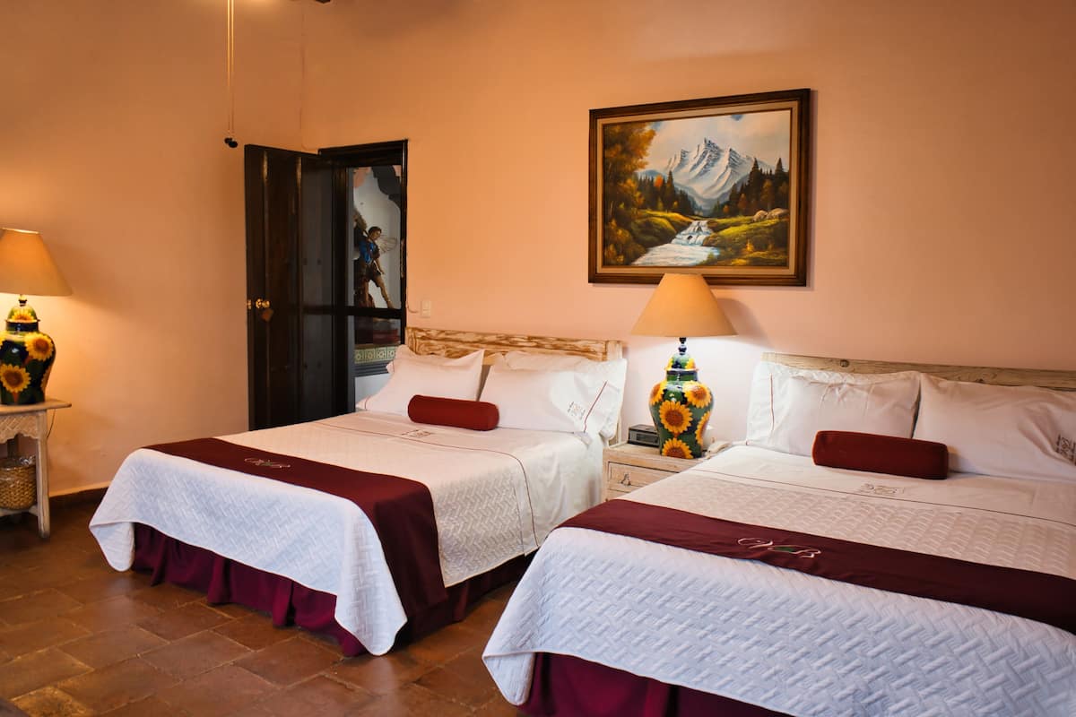 Suite Girasoles con 2 Camas Matrimoniales y vista a la Catedral | Edredones de plumas, minibar, caja fuerte