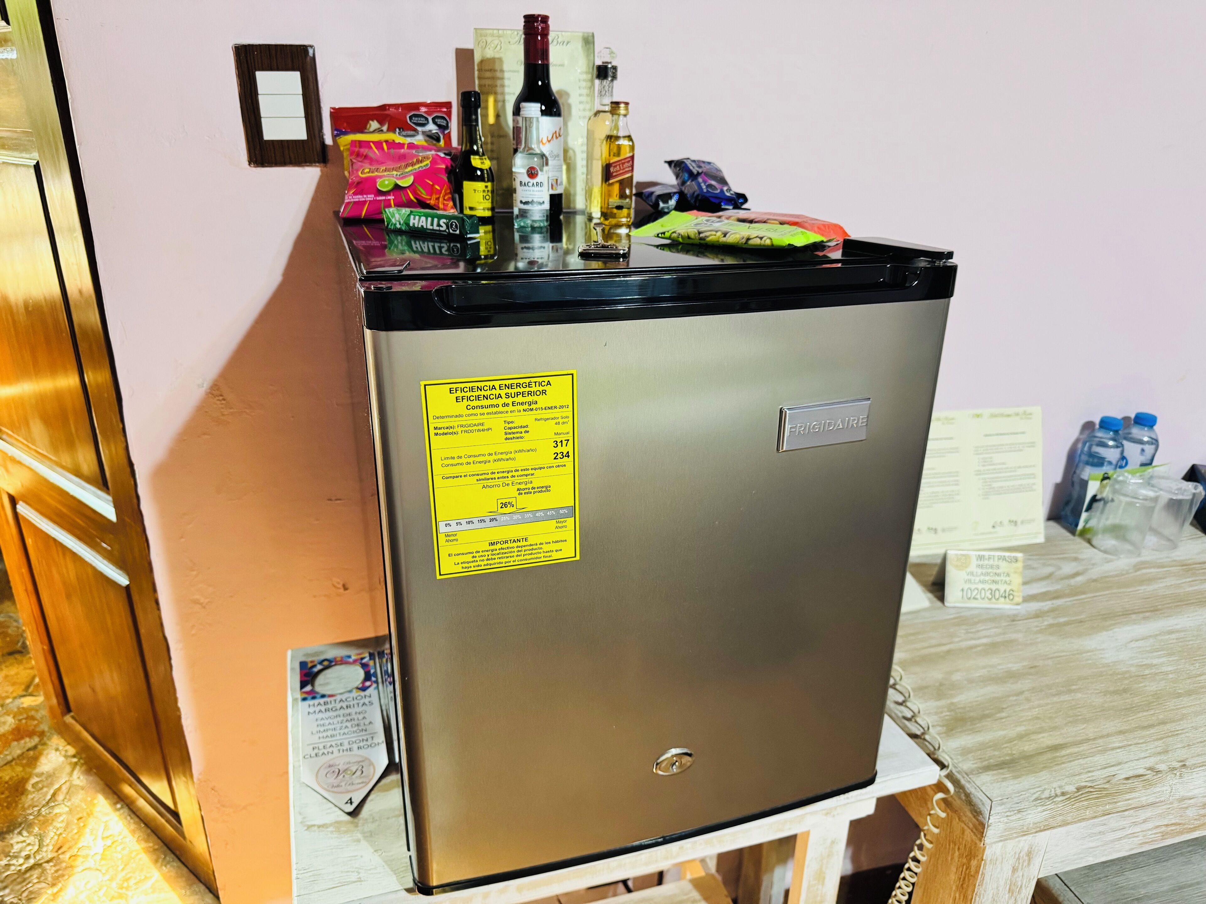 Ein kleiner Kühlschrank mit einem Energielabel.
