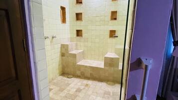 Suite with a King bed, Accesible, Pool View (Margaritas) | Bathroom | Shower, free toiletries, hair dryer, towels