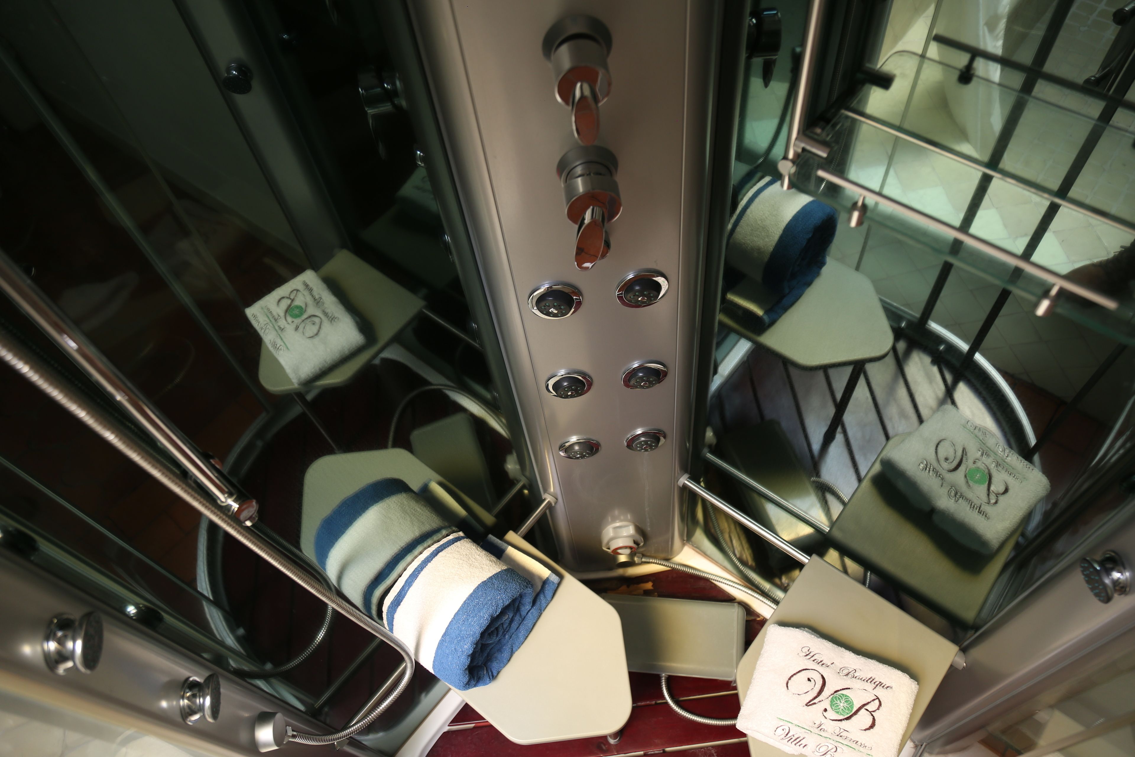 Une salle de bain avec une paroi en verre, un porte-serviettes et un espace douche.
