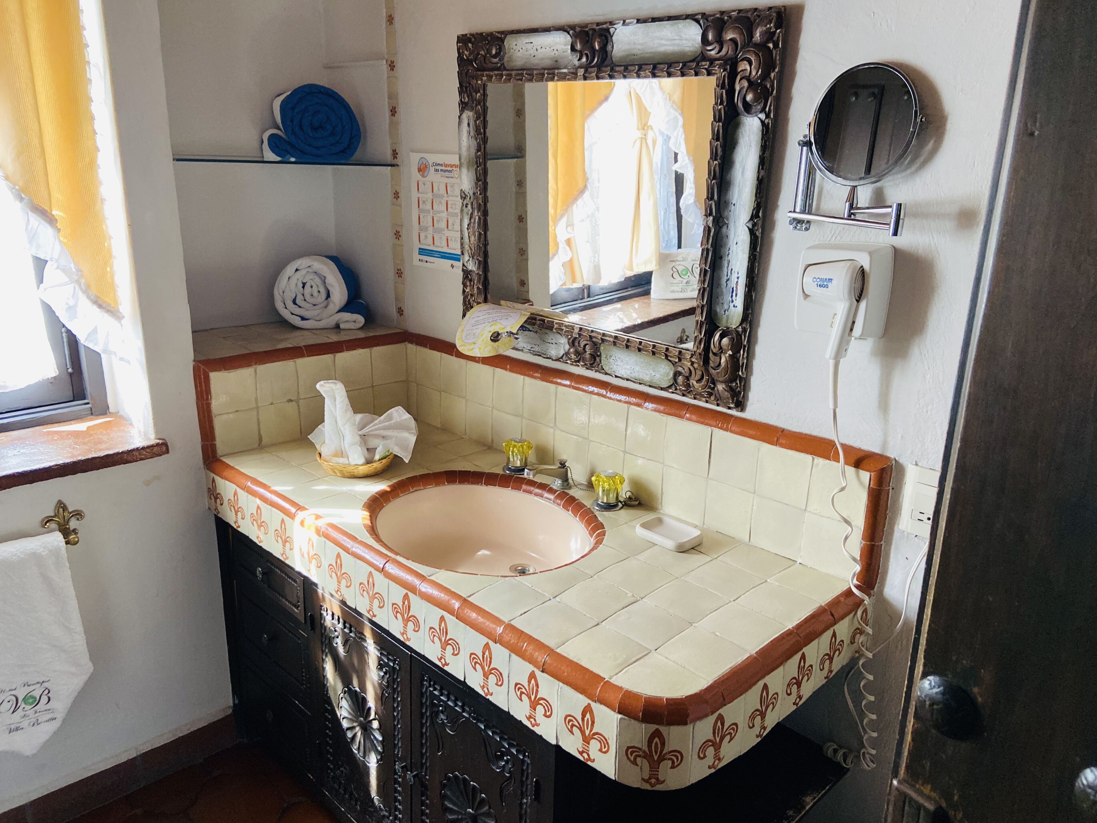 room with 2 twin beds (claveles) | bathroom | shower, free toiletries, hair dryer, towels