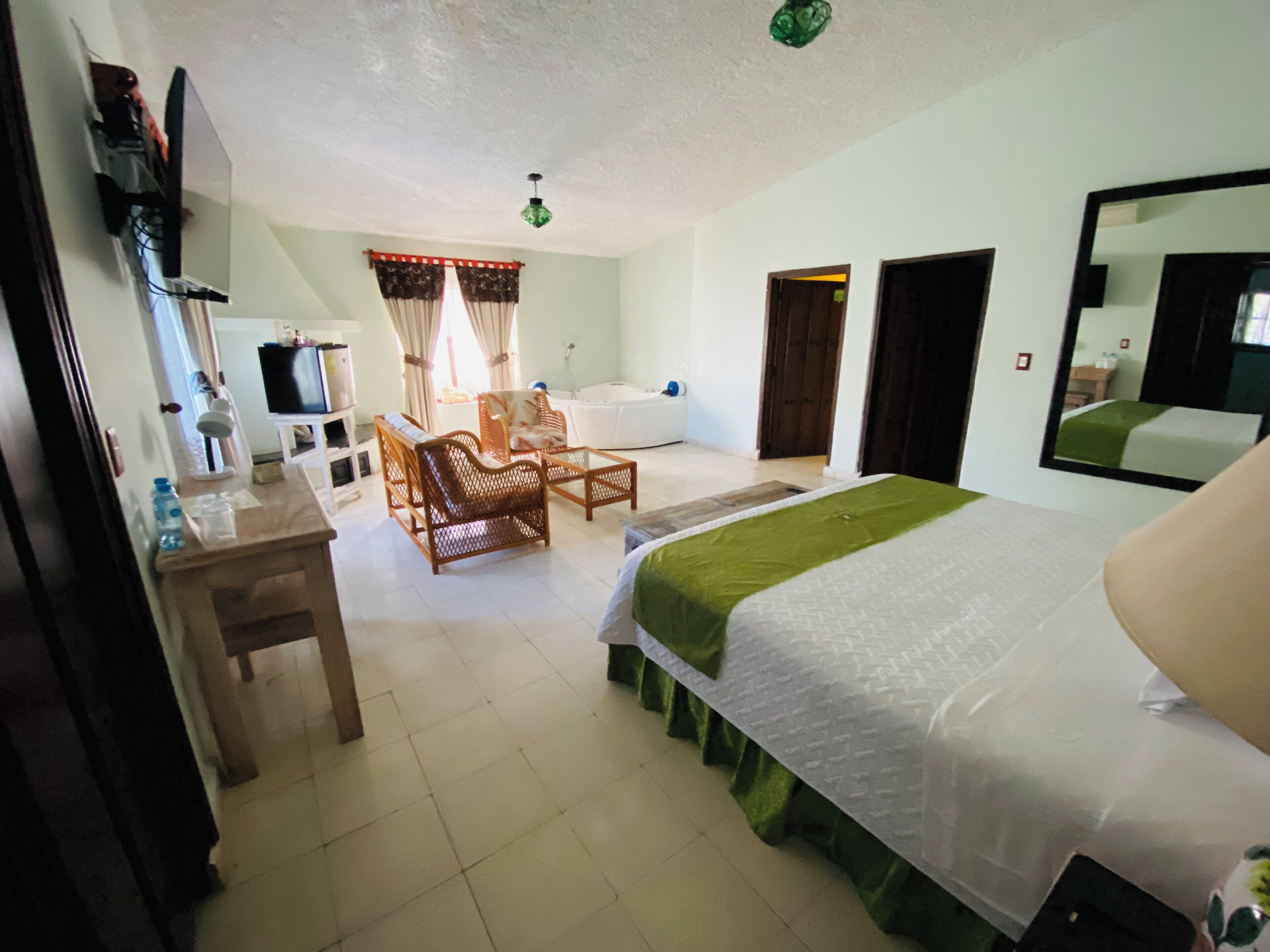 Romantic Suite with Jacuzzi and Living Area (Bugambilias) | Copriletto in piuma, minibar, una cassaforte in camera