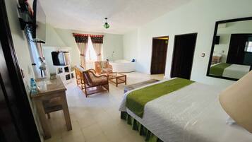 Romantic Suite with Jacuzzi and Living Area (Bugambilias) | Copriletto in piuma, minibar, una cassaforte in camera