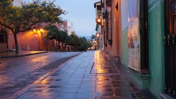 Fachada da propriedade à noite
