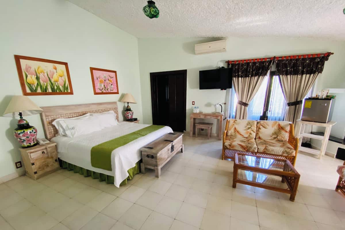 Romantic Suite with Jacuzzi and Living Area (Bugambilias) | 1 bedroom, down duvets, minibar, in-room safe