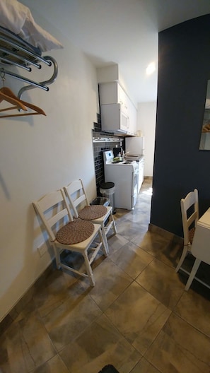 Kamar Double Deluks, 2 Tempat Tidur Double | Dapur pribadi | Lemari es, microwave, mesin pembuat kopi/teh, dan pemanggang roti