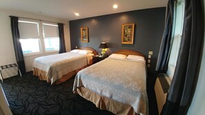 デラックス ダブルルーム ダブルベッド 2 台 | 客室ごとに異なる装飾、遮光カーテン、防音設備、WiFi (無料)