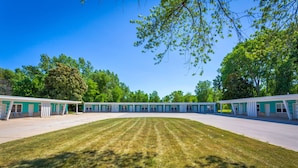 Un grand bâtiment ouvert, doté d’une pelouse centrale et entouré de nombreuses pièces dont l’architecture est harmonieuse.