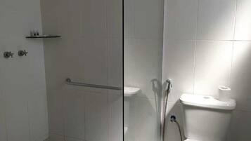 Shower, free toiletries