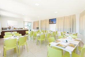 朝食、毎日提供 (無料)