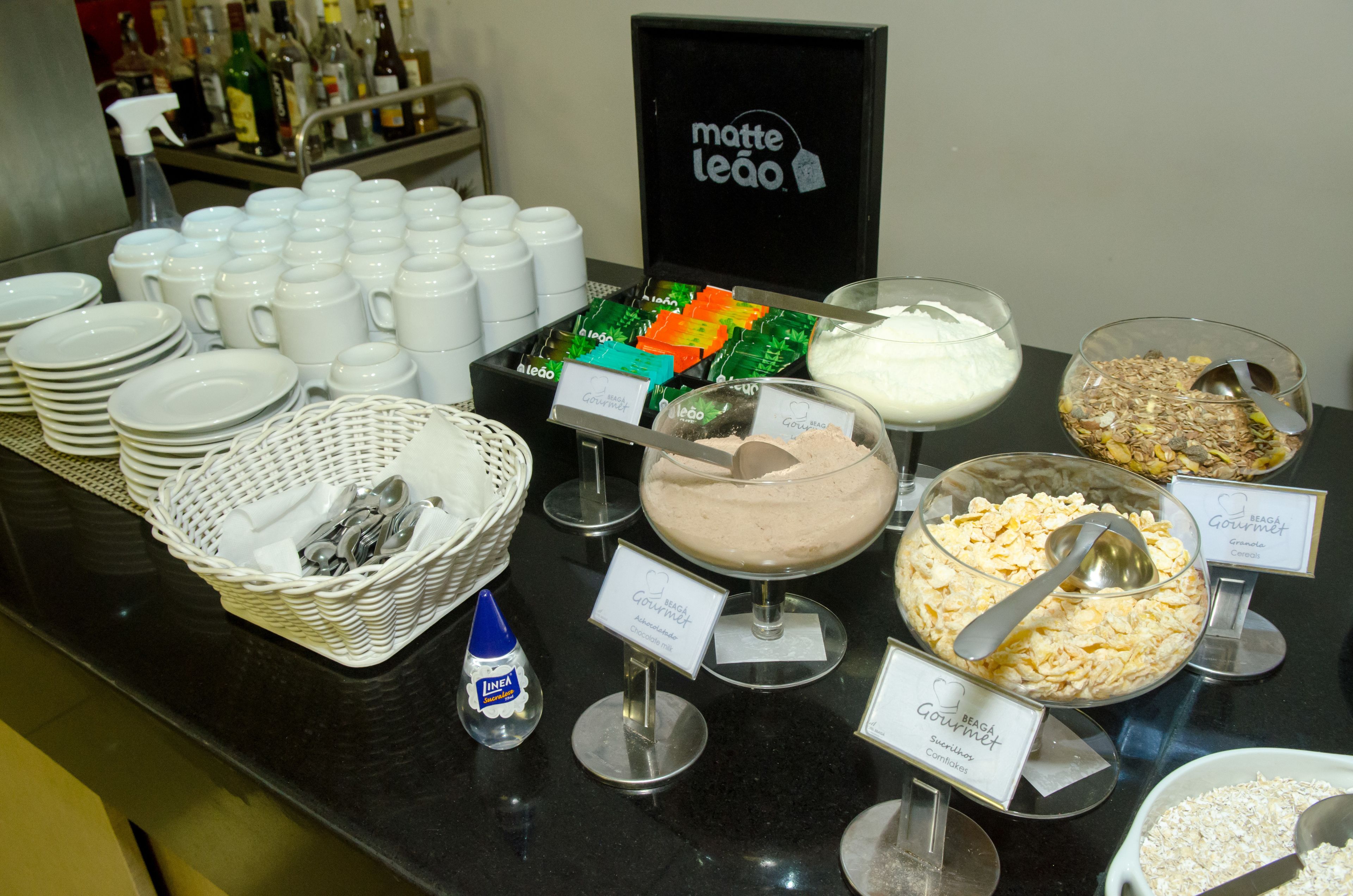 Un bufé con diversos alimentos y utensilios.