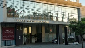 Hotel Beaga Convention, con fachada moderna, amplios ventanales y un cartel que indica que está abierto al público.