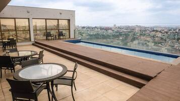 Ulkouima-allas avoinna 8.00–22.00, aurinkotuoleja