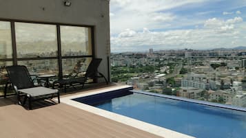 Piscina externa, funciona das 8h às 22h, espreguiçadeiras