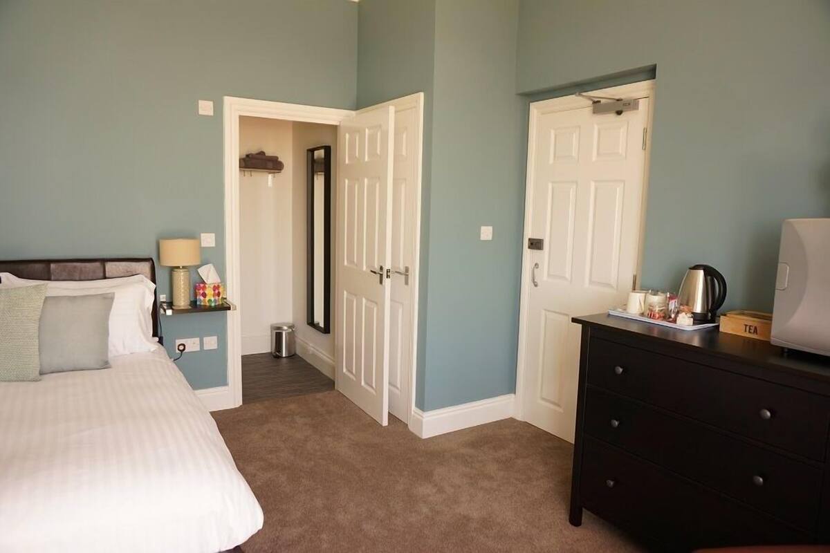 Suite, Terraza, vista al mar | Tabla de planchar con plancha, wifi gratis y ropa de cama 