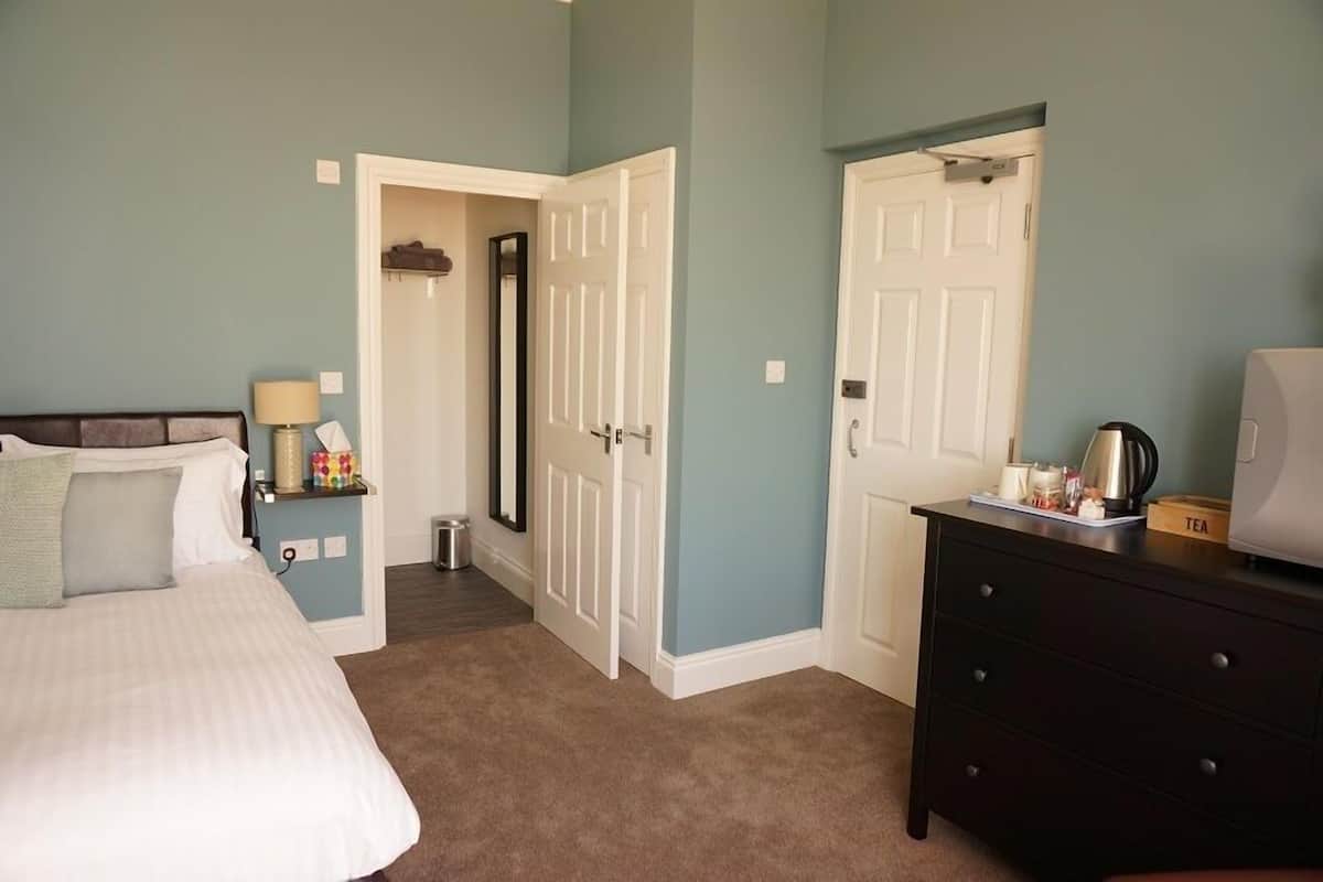 Iron/ironing board, free WiFi, bed sheets