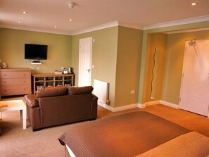 Suite, balkon, uitzicht op zee | Een strijkplank/strijkijzer, gratis wifi, beddengoed