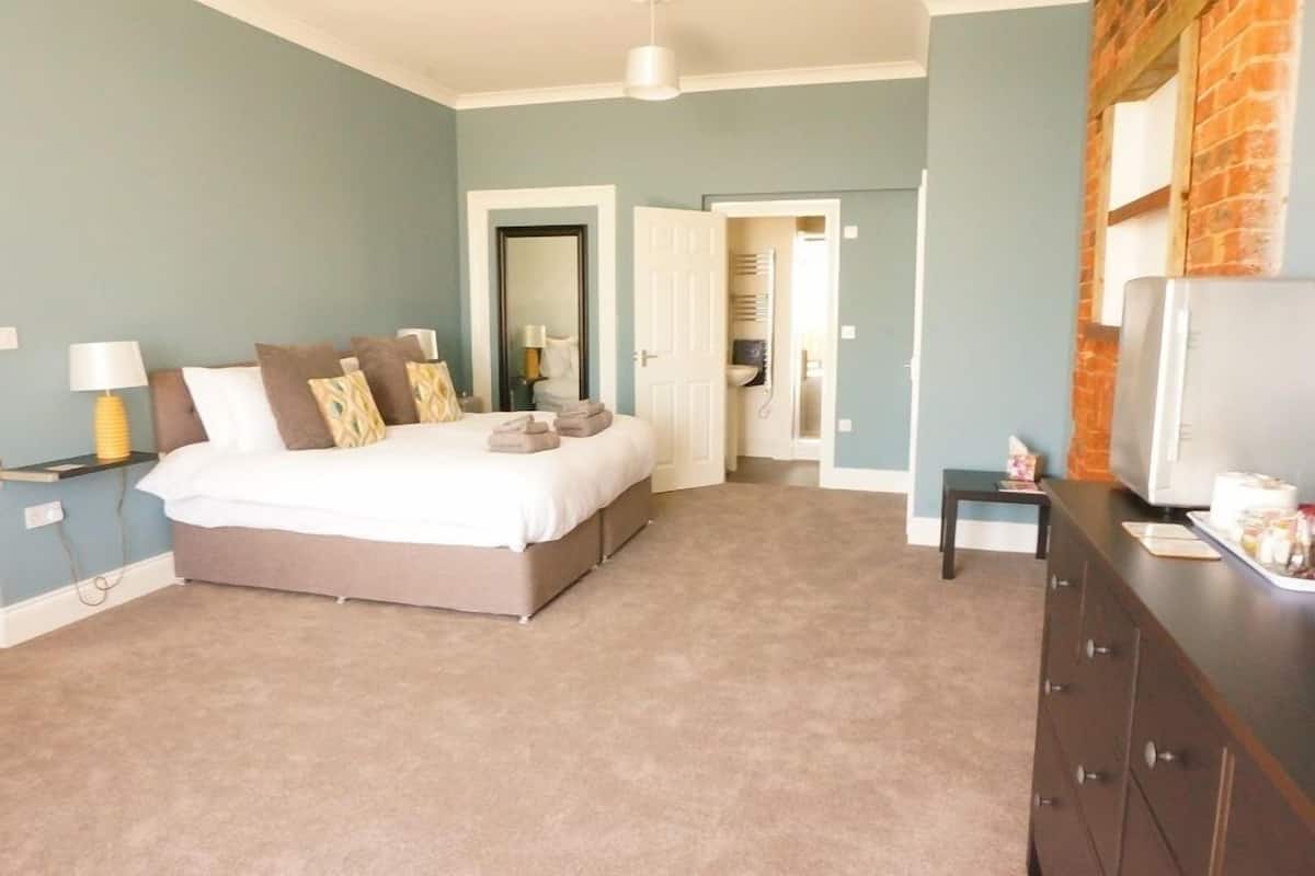 Iron/ironing board, free WiFi, bed sheets