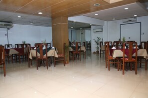 Breakfast, lunch, dinner served; Japanese cuisine, garden views - Milina (Dhaka)