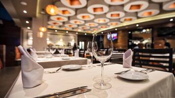 Se sirven desayunos, almuerzos y cenas; cocina internacional