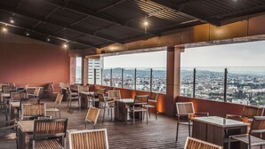朝食、ランチ、ディナーに営業