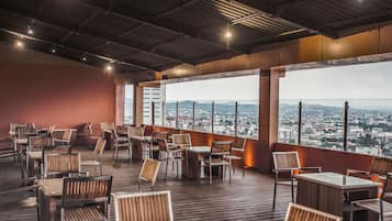 S'hi serveixen esmorzars, dinars, sopars i plats de cuina internacional