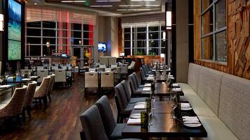 Desayuno buffet (USD 19 por persona)